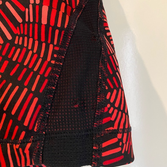 Nike ➰ ladies black red shorts abstract pattern w mesh sides XS - Picture 3 of 5